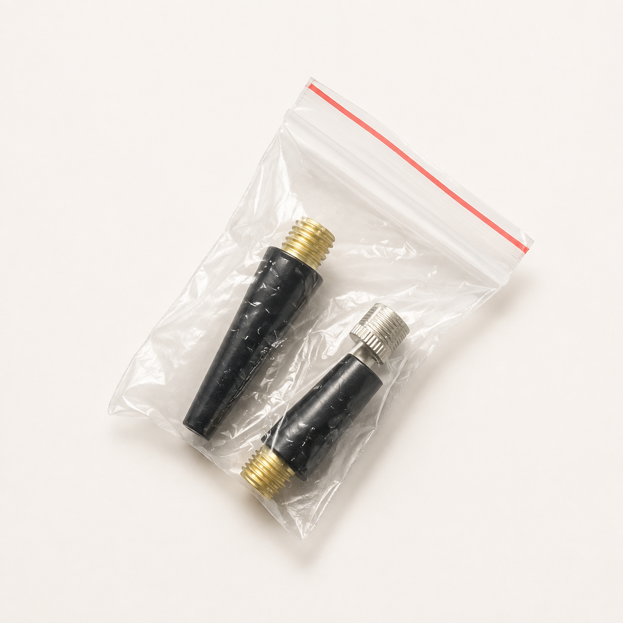 Twee aansluitaccessoires van de Comitres-booster in een transparant zakje